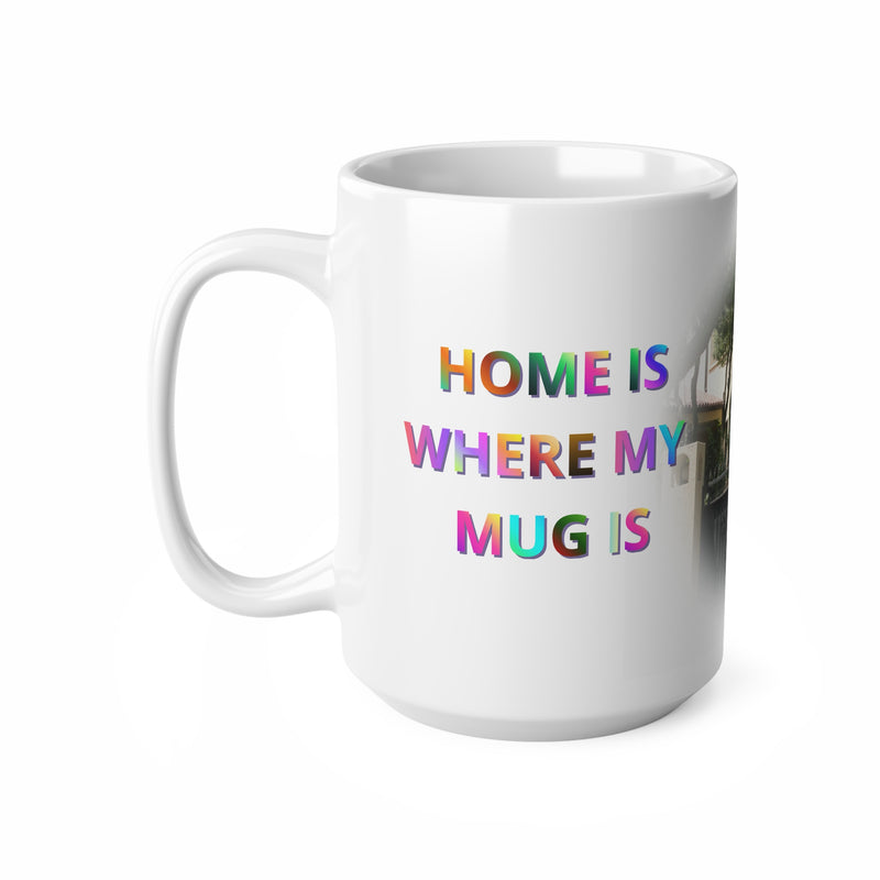 Weißer 440ml Keramik-Kaffeebecher mit einem glänzenden Finish und der bunten Aufschrift 'Home Is Where My Mug Is' für das Büro.