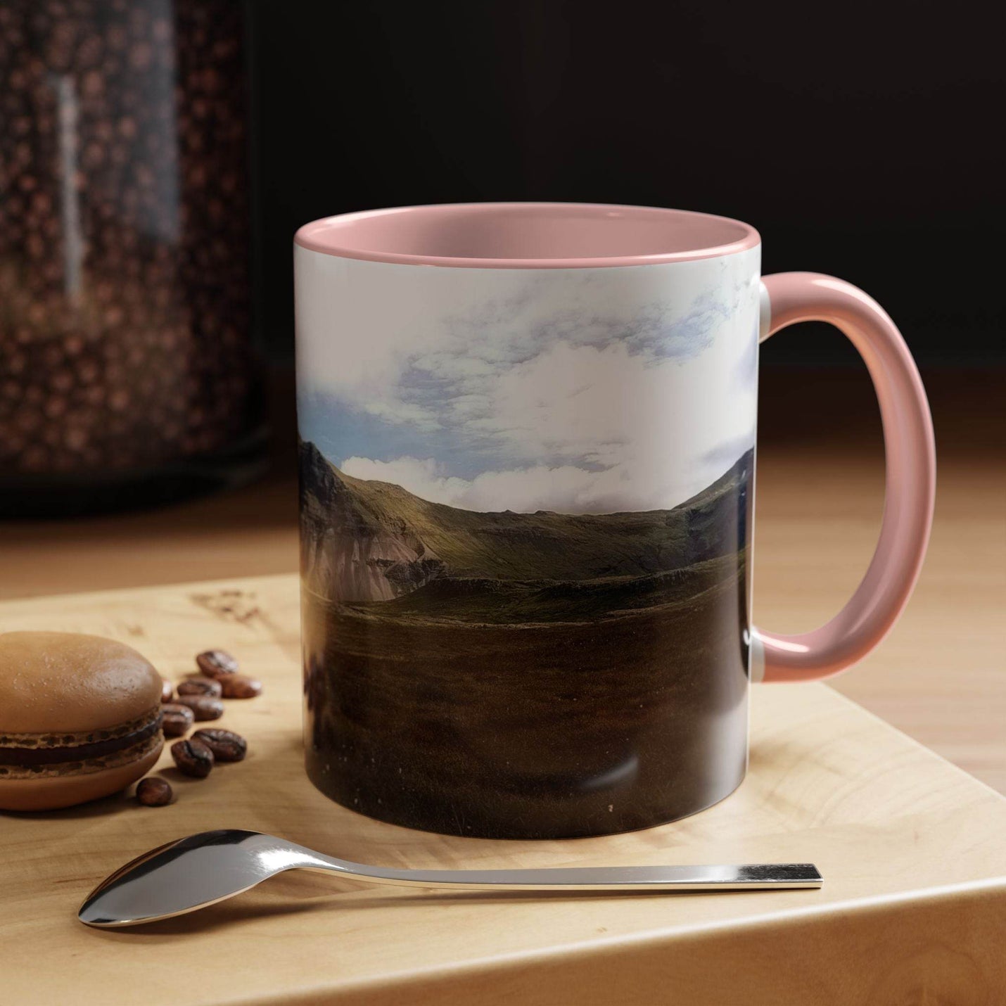 Hochwertiger Kaffeebecher 325 ml mit nordischem Islandlandschaft Design, rosa Henkel und rosa Innenseite.