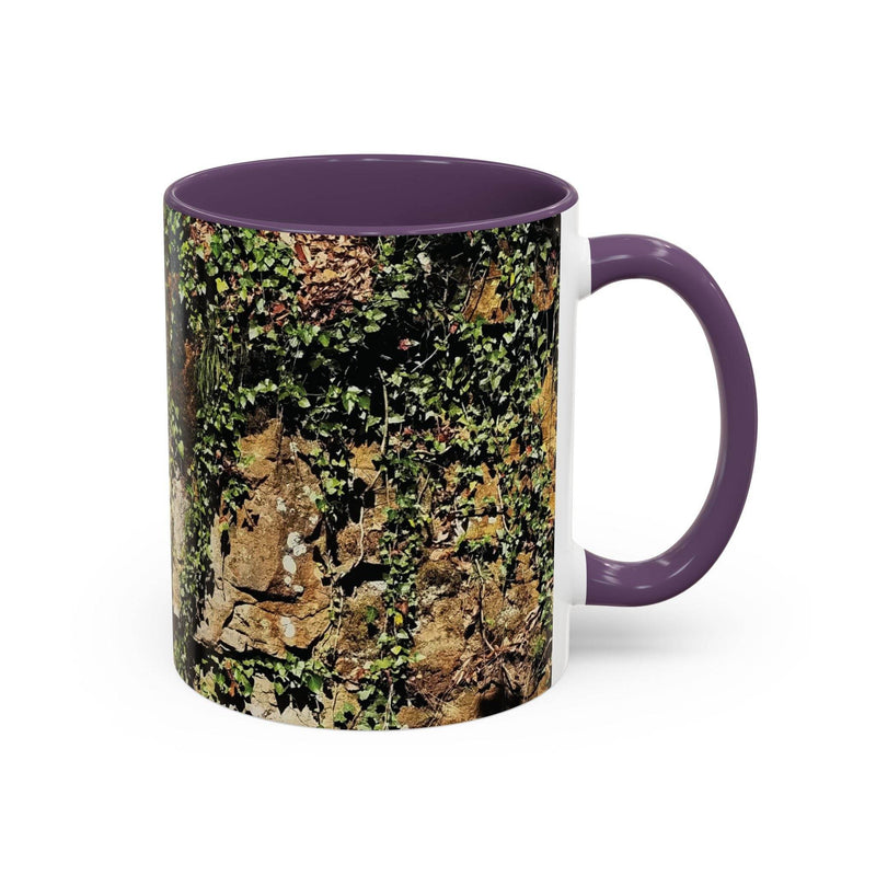 Keramikbecher 325ml mit Moosfelsen-Design, aufgewertet durch einen lila Henkel und eine passende lila Innenseite.