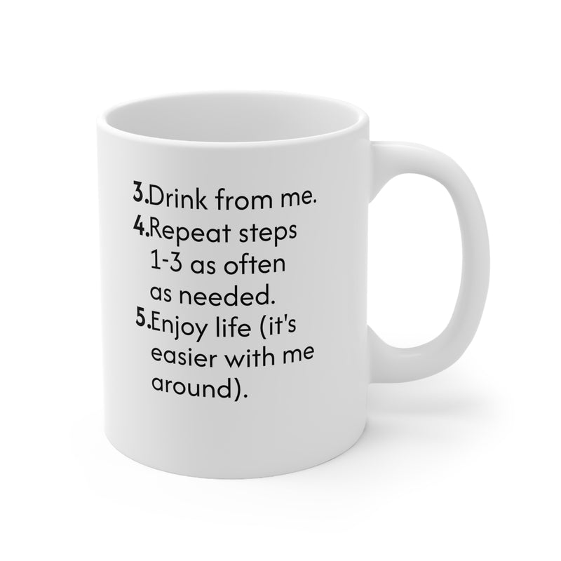 Charmanter 325ml Keramik-Kaffeebecher mit einem witzigen Spruch auf glänzender weißer Oberfläche für einen entspannten Morgen.
