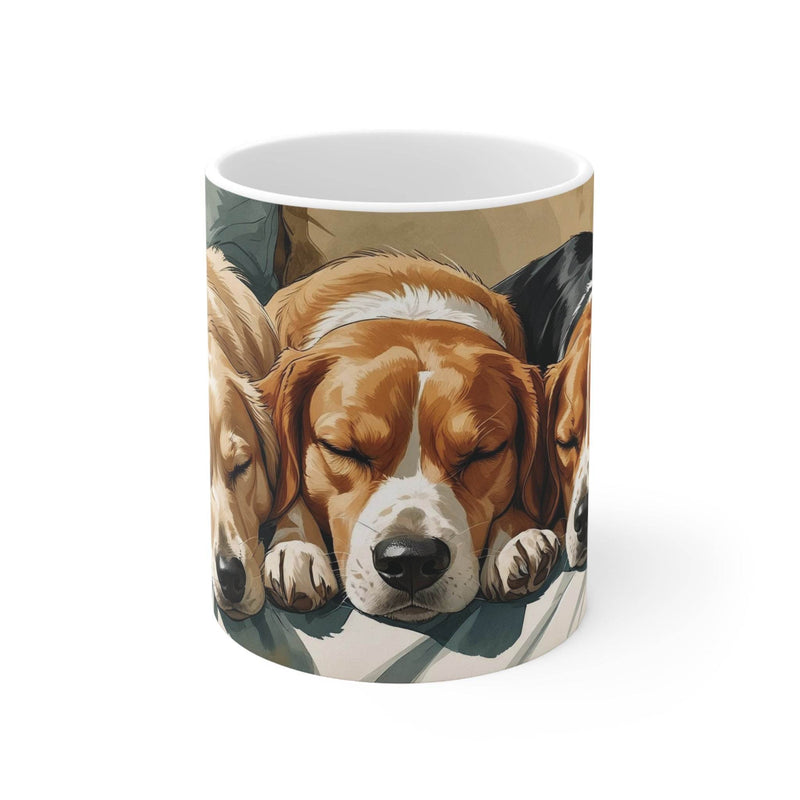 Gemütlicher 325ml Becher mit drei schlafenden Hunden auf einer Couch, perfektes Geschirr für Hundeliebhaber.