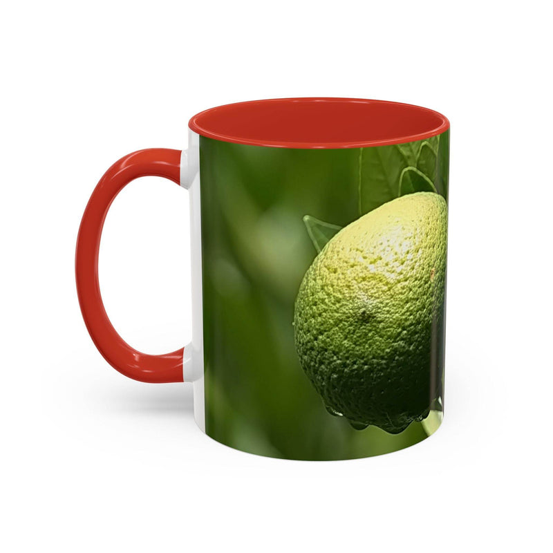 325ml Becher mit buntem Früchte-Design, veredelt durch einen roten Henkel und eine passende rote Innenseite.