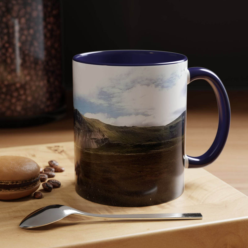 Hochwertiger Kaffeebecher 325 ml mit nordischem Islandlandschaft Design, marineblauem Henkel und marineblauer Innenseite.