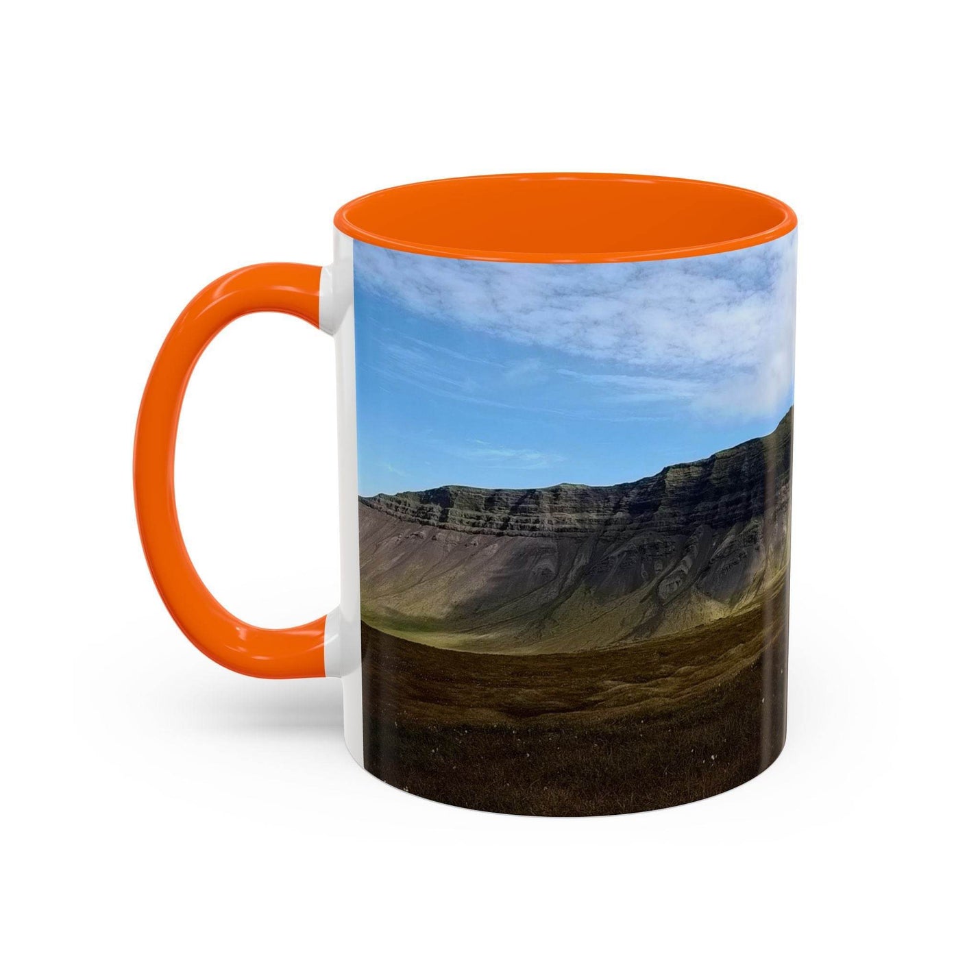 Ein perfektes Geschenk: 325 ml Islandlandschaft Kaffeebecher mit orangem Henkel und oranger Innenseite.