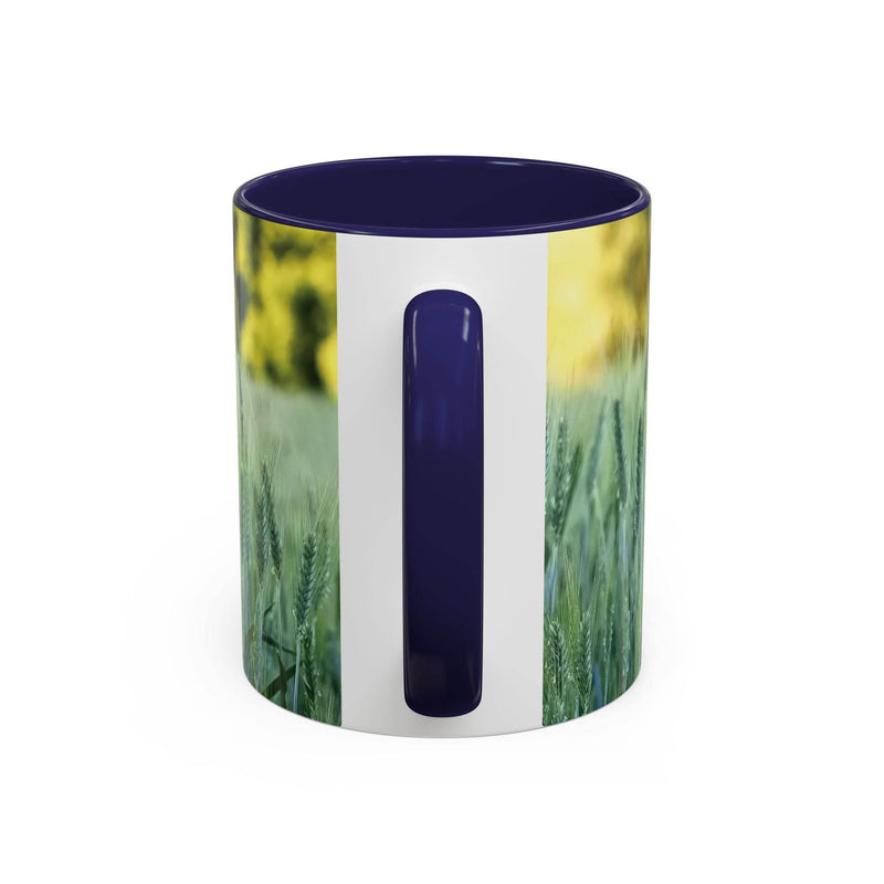 Premium 325ml von der Natur inspirierter Kaffeebecher mit Weizenfeldmotiv, marineblauem Henkel und marineblauer Innenseite.