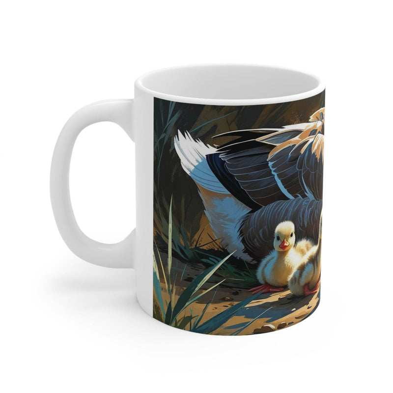 Weißer 325ml Keramik Kaffeebecher bedruckt mit einer Gans und kleinen Gänseküken.