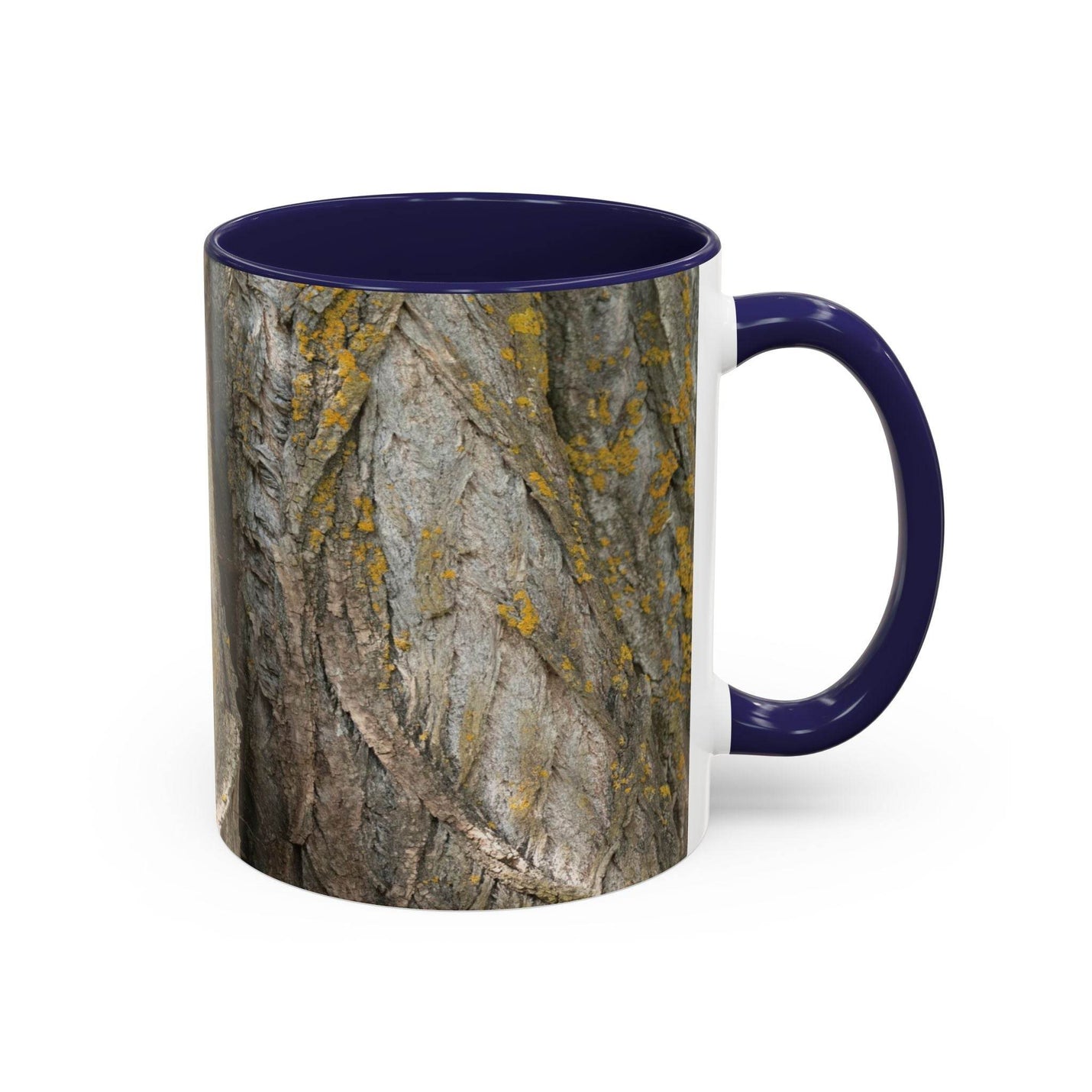 Kaffeebecher im Tree Trunk Design, 325ml groß, mit einem tiefen marineblauen Henkel und einer passenden marineblauen Innenseite.